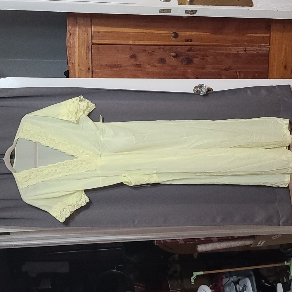 Nancy King Lingerie VTG Robe Light Yellow Nylon. Lacy Trim NO‎ BELT Sz M GUC